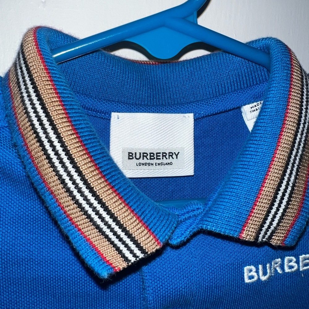 Like New - excellent condition Burberry collared onesie
3mo or 62cm
